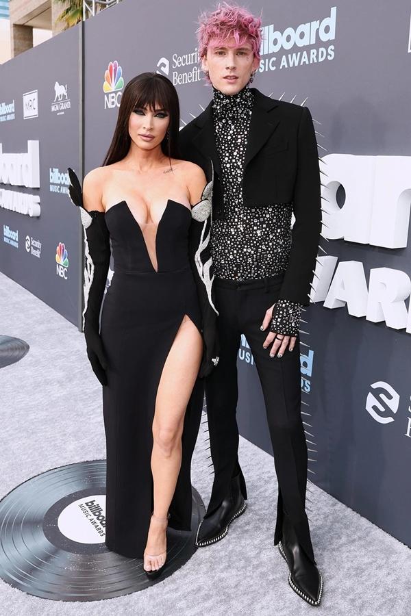 Megan Fox và hôn phu Machine Gun Kelly ngay lập tức trở thành tâm điểm thảm đỏ. Nam rapper có bộ móng tay bằng kim cương trị giá 30.000 USD còn "bom sex" Megan Fox diện bộ váy xẻ ngực sâu kết hợp găng tay nạm pha lê.