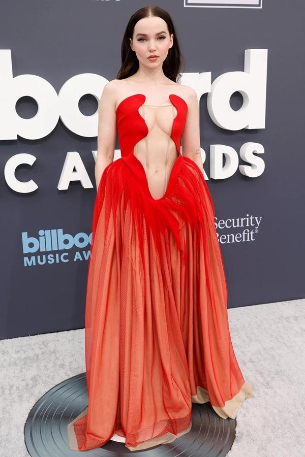 Dove Cameron - ngôi sao của bộ phim sitcom tuổi teen của Disney Channel Liv and Maddie (2013 - 2017) khoe vóc dáng trưởng thành với bộ đầm xẻ tận rốn.