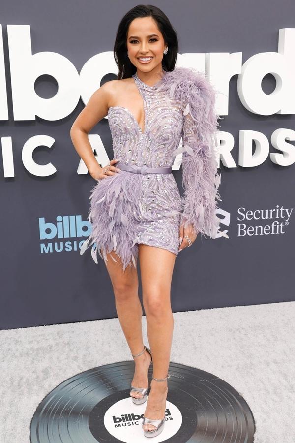 Ca sĩ Gen Z Becky G diện đầm màu tím lệch vai đính lông của Zuhair Murad.