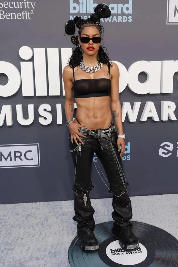 Năm nay, thảm đỏ Billboard Music Awards không khác gì sàn đấu vòng 1 của khách mời khi liên tục có những pha hở bạo choáng ngợp. Teyana Taylor là một trong những ví dụ.
