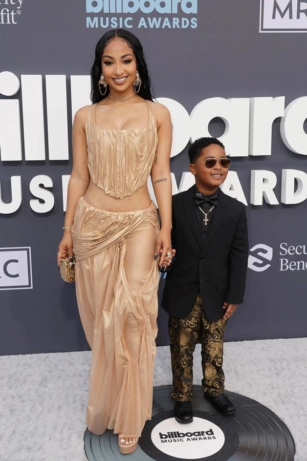 Shenseea o ép bộ ngực đến ngộp thở khi dắt con trai dự sự kiện.