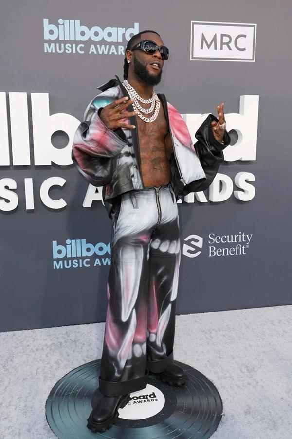 Nam giới cũng có Burna Boy, rapper kiêm nhạc sĩ người Nigeria cởi trần, phanh áo khoác to sụ.