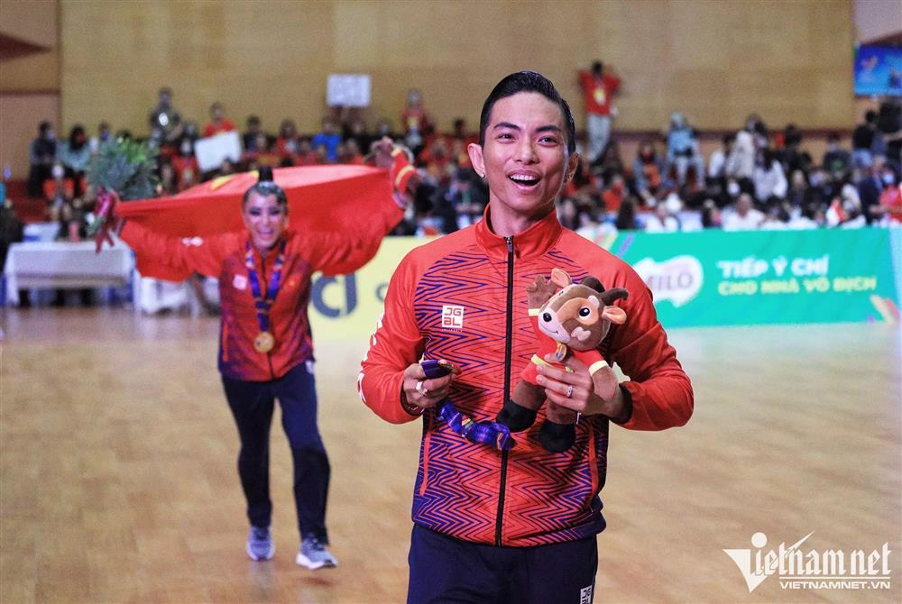 Phan Hiển hôn Khánh Thi sau khi đoạt 3 HCV SEA Games 31-1