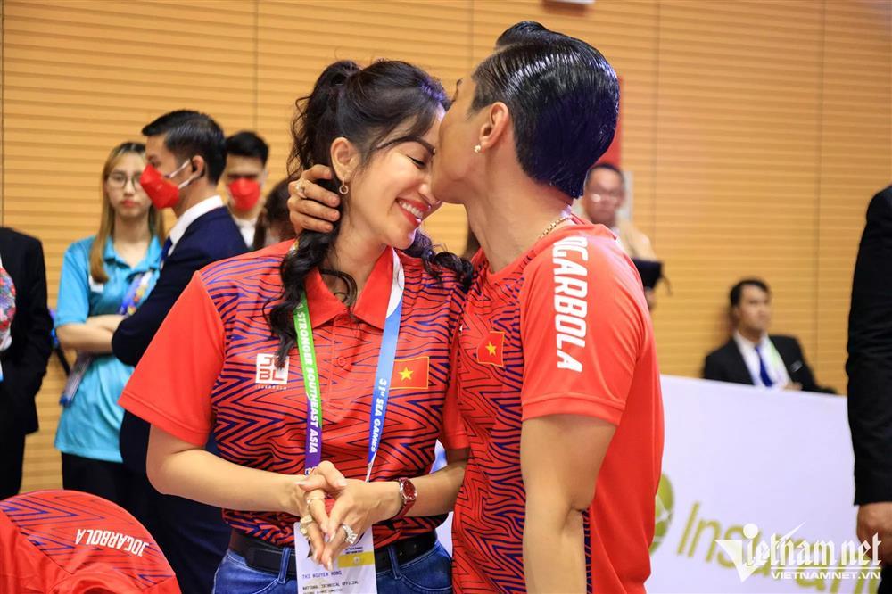 Phan Hiển hôn Khánh Thi sau khi đoạt 3 HCV SEA Games 31