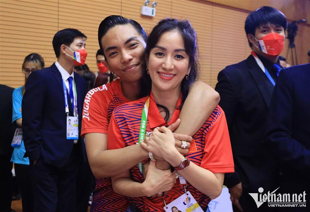 Phan Hiển hôn Khánh Thi sau khi đoạt 3 HCV SEA Games 31
