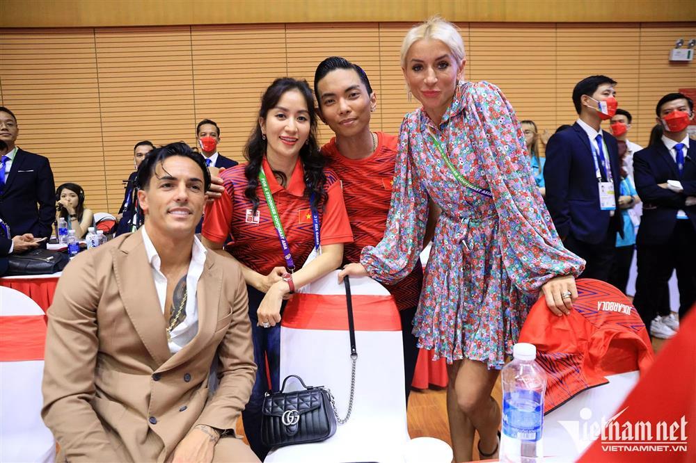 Phan Hiển hôn Khánh Thi sau khi đoạt 3 HCV SEA Games 31-6