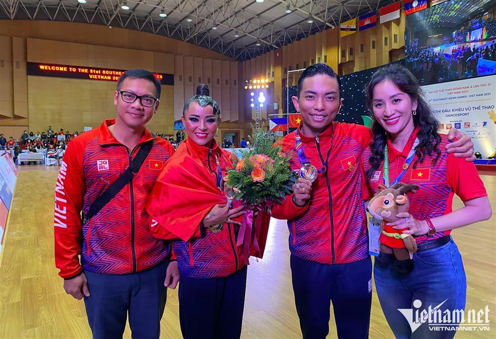 Phan Hiển hôn Khánh Thi sau khi đoạt 3 HCV SEA Games 31