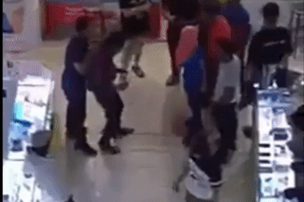 Clip: Rình mò trộm đồ nhạy cảm, gã biến thái bị người dân đánh nhừ tử-1