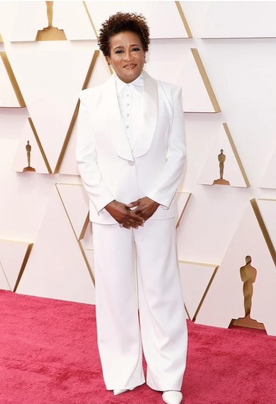 Người dẫn chương trình Oscar 2022 vẫn phẫn nộ với cái tát của Will Smith-1