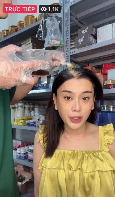 Lâm Khánh Chi xuống cấp, lộ da cổ nhăn nheo, sần sùi-1