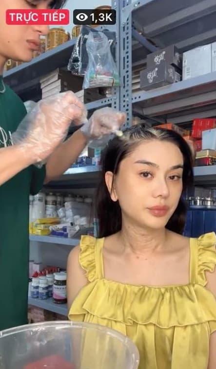 Lâm Khánh Chi xuống cấp, lộ da cổ nhăn nheo, sần sùi-3