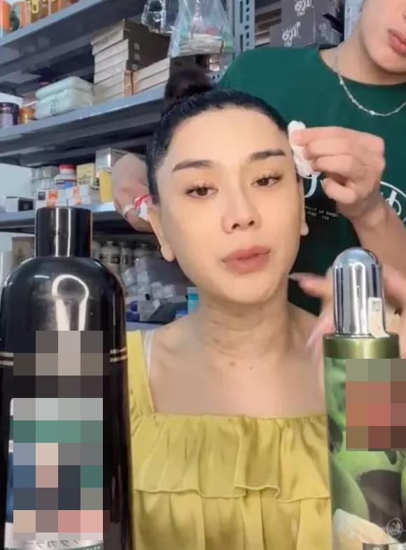 Lâm Khánh Chi xuống cấp, lộ da cổ nhăn nheo, sần sùi-4