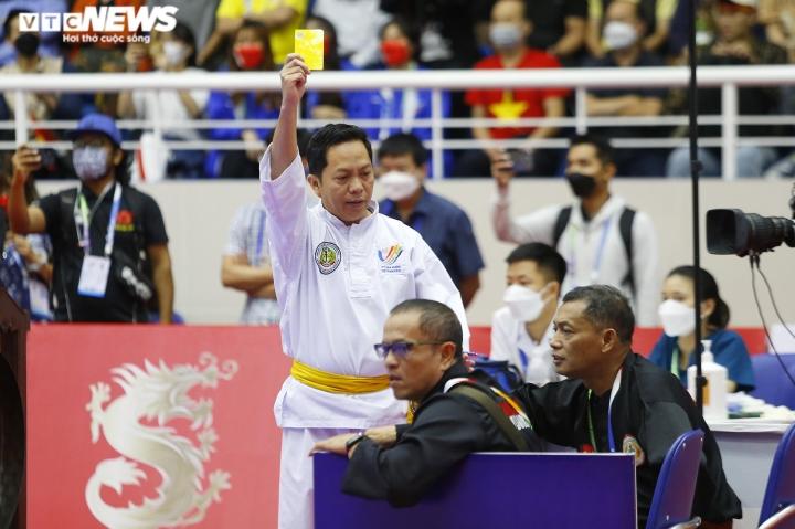 Thành viên Pencak Silat Indonesia suýt đánh trọng tài đồng hương-1