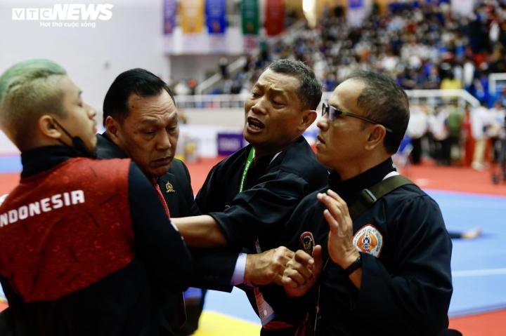 Thành viên Pencak Silat Indonesia suýt đánh trọng tài đồng hương-2