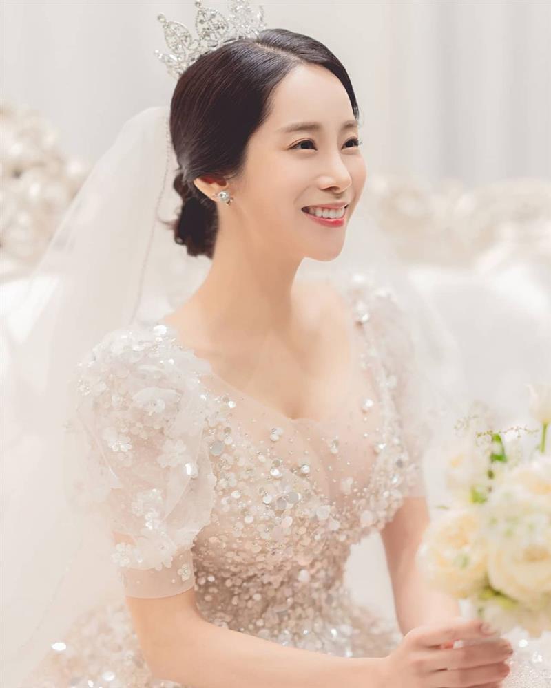 Nữ ca sĩ bị chồng đánh bất tỉnh, phải chờ được giải cứu-1