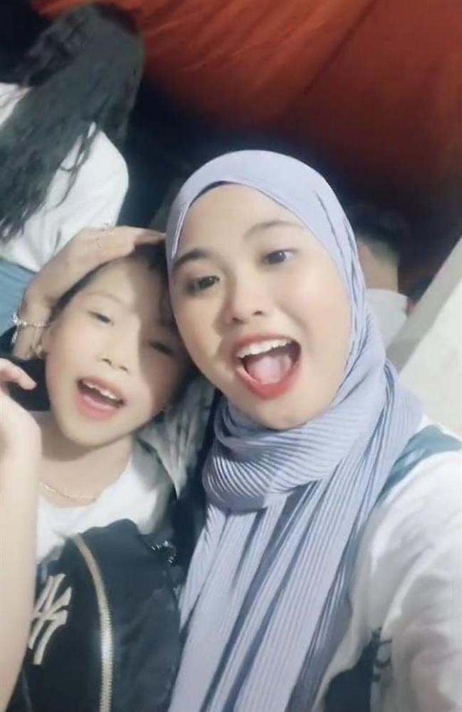 Bất ngờ thái độ con gái riêng Đạt Villa dành cho người yêu của bố-5