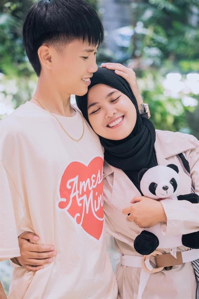 Bất ngờ thái độ con gái riêng Đạt Villa dành cho người yêu của bố-6