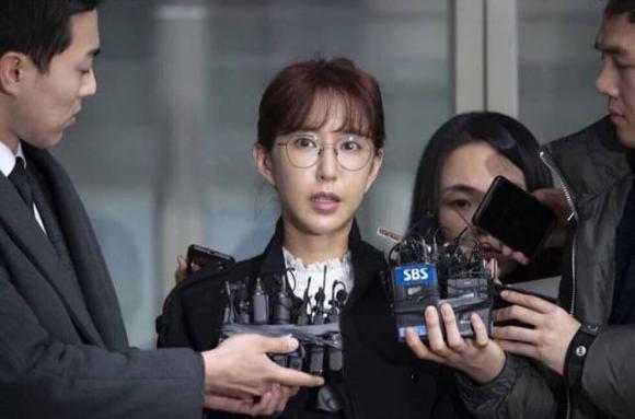 Sau khi ra tù, nữ ca sĩ đình đám Kpop gây chú ý vì diện đồ quá bạo-4