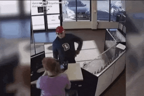 Đi cướp lỡ tay làm rơi súng, sợ quá bỏ chạy tụt cả quần