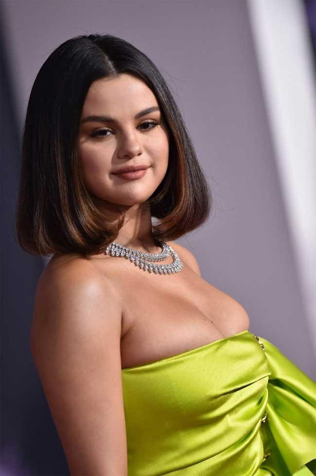 Selena Gomez mặc đầm o ép vòng 1 khủng vượt mặt-4