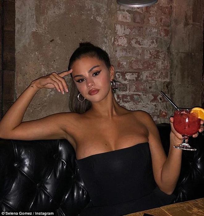 Selena Gomez mặc đầm o ép vòng 1 khủng vượt mặt-7