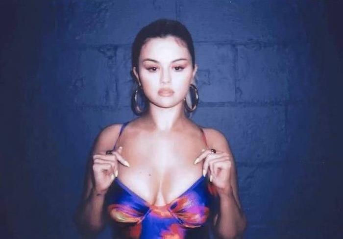 Selena Gomez mặc đầm o ép vòng 1 khủng vượt mặt-8