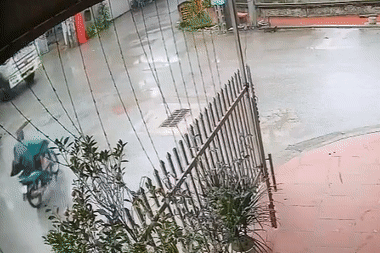 Kinh hãi 2 xe máy lao qua ngã tư gặp xe bồn lù lù chạy tới