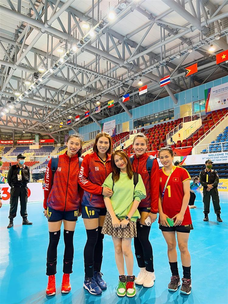 Hòa Minzy bên VĐV bóng chuyền: Chân dài tới nách là có thật-1