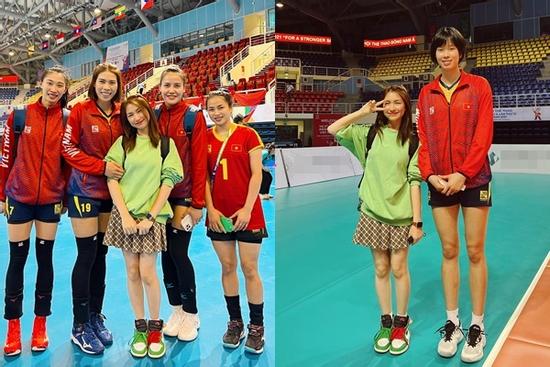 Hòa Minzy bên VĐV bóng chuyền: 'Chân dài tới nách' là có thật
