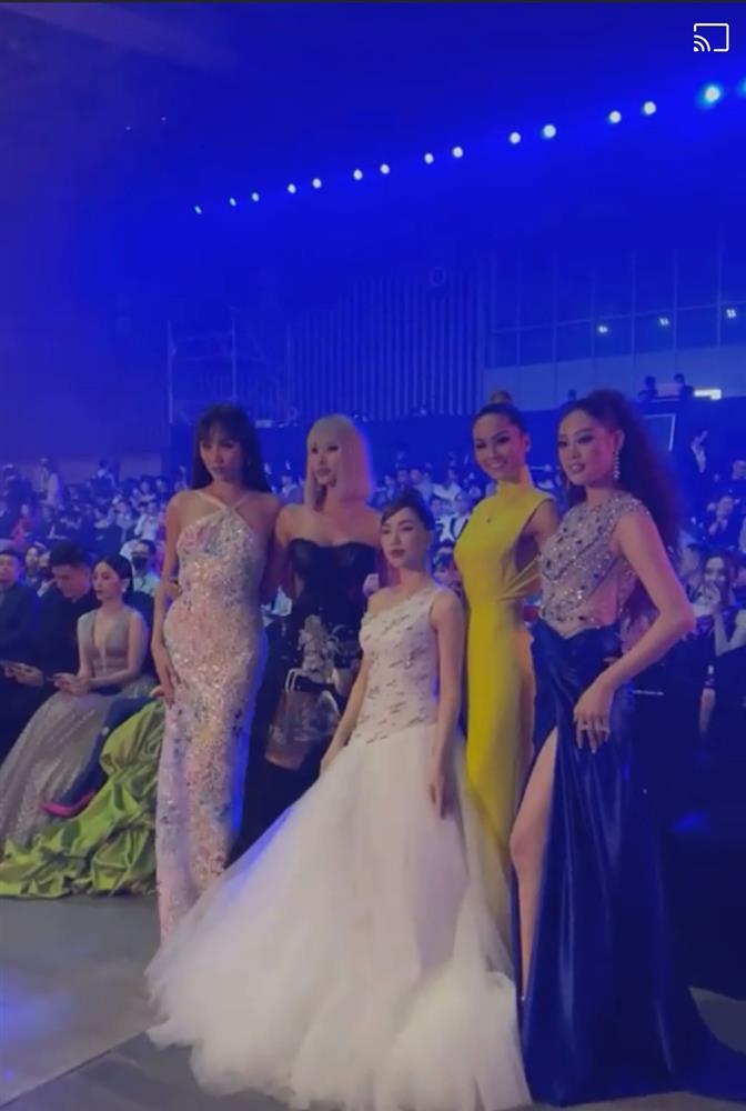 Hòa Minzy bên VĐV bóng chuyền: Chân dài tới nách là có thật-5