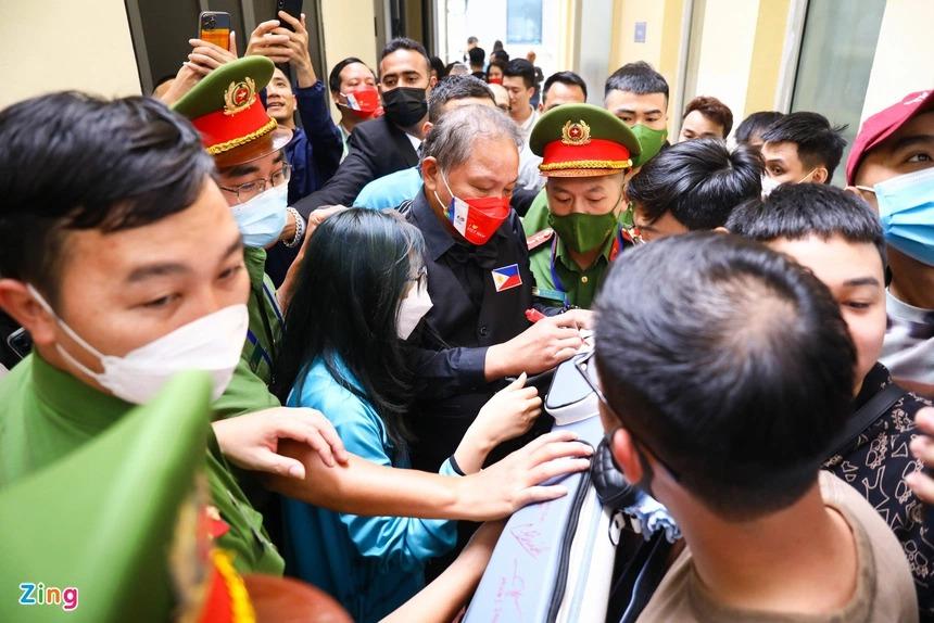 Huyền thoại Reyes bị hàng trăm CĐV Việt Nam vây kín-1