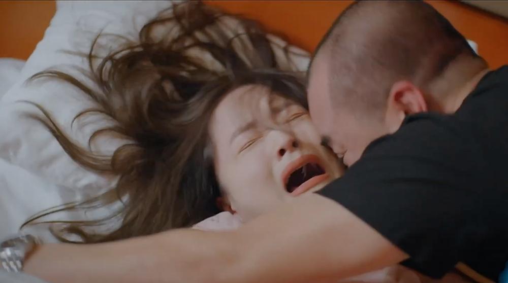 Male stars can't breathe when filming Lan Phuong's rape scene-2