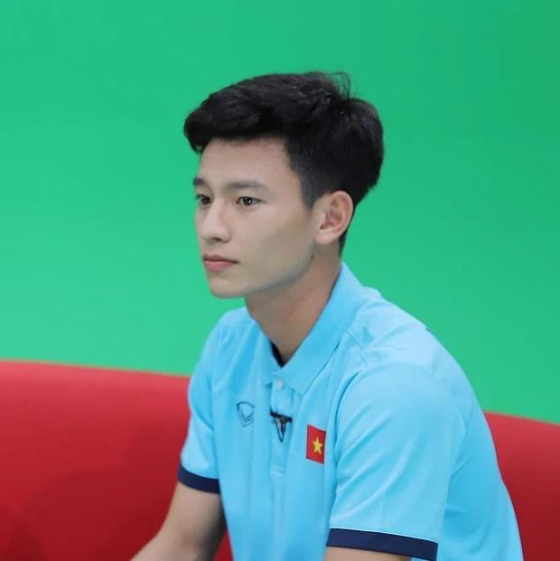 In real life, the hot boy on the pitch and the valedictorian of the university Phan Tuan Tai-6