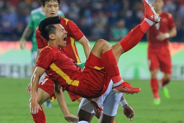 Hot boy on the pitch and the valedictorian of Phan Tuan Tai University