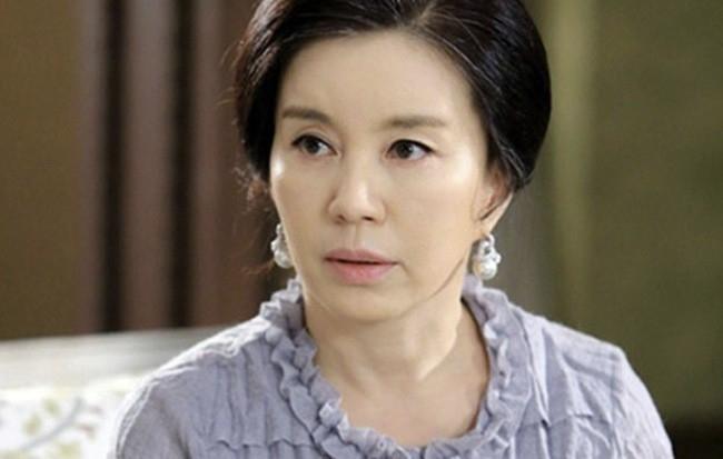 Ngày cưới mẹ chồng tặng 4 cây vàng, việc sau đó khiến tôi choáng váng-2