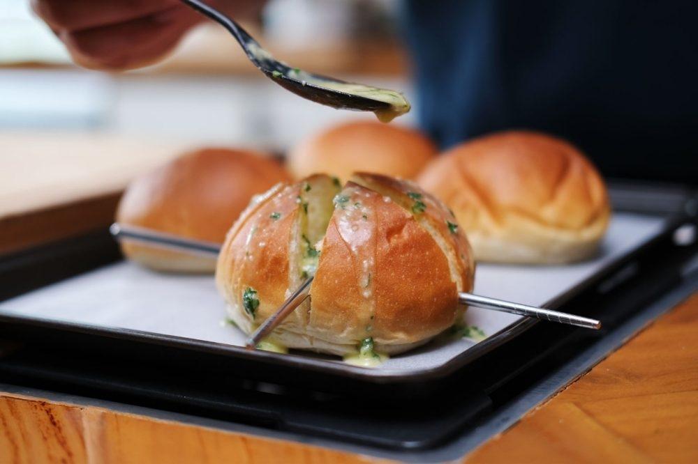 Công thức làm bánh mì bơ tỏi cực thơm ngon, ăn là ghiền-2