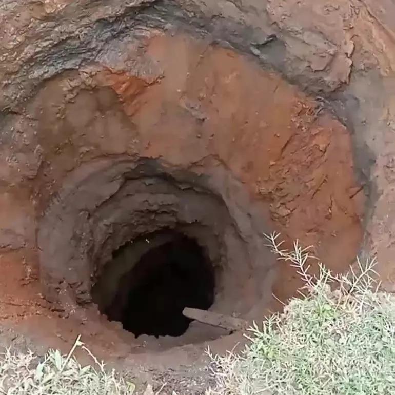 Hố sâu hun hút bỗng dưng xuất hiện sau tiếng động lớn ở Nghệ An-3