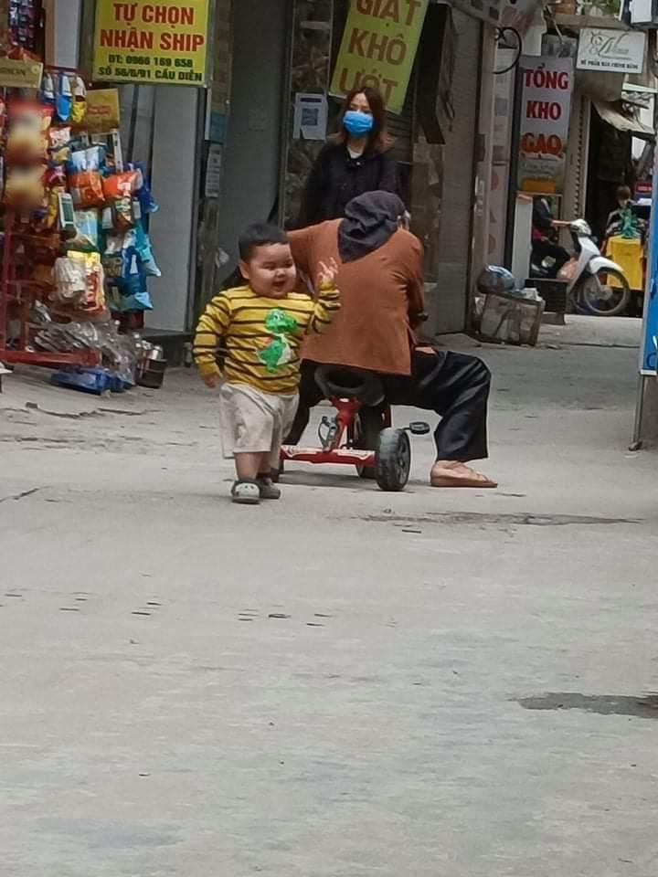 Khoảnh khắc cụ bà ngồi xe 3 bánh chơi với cháu gây bão mạng-2