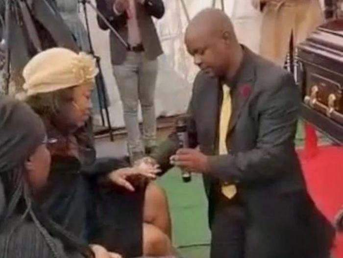 Tranh cãi việc quỳ gối cầu hôn người yêu ngay trong lễ tang cha-1