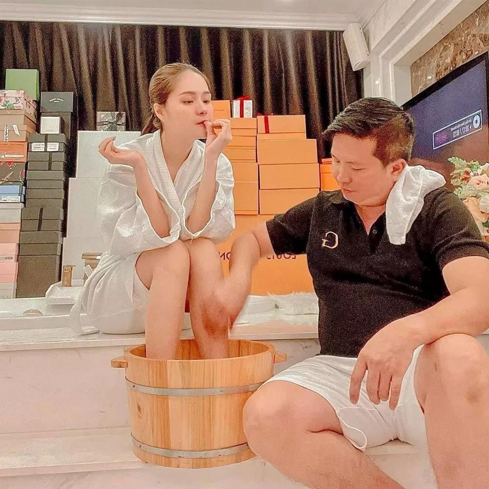 4 hình ảnh chứng tỏ đại gia Quốc Vũ là chồng quốc dân-5