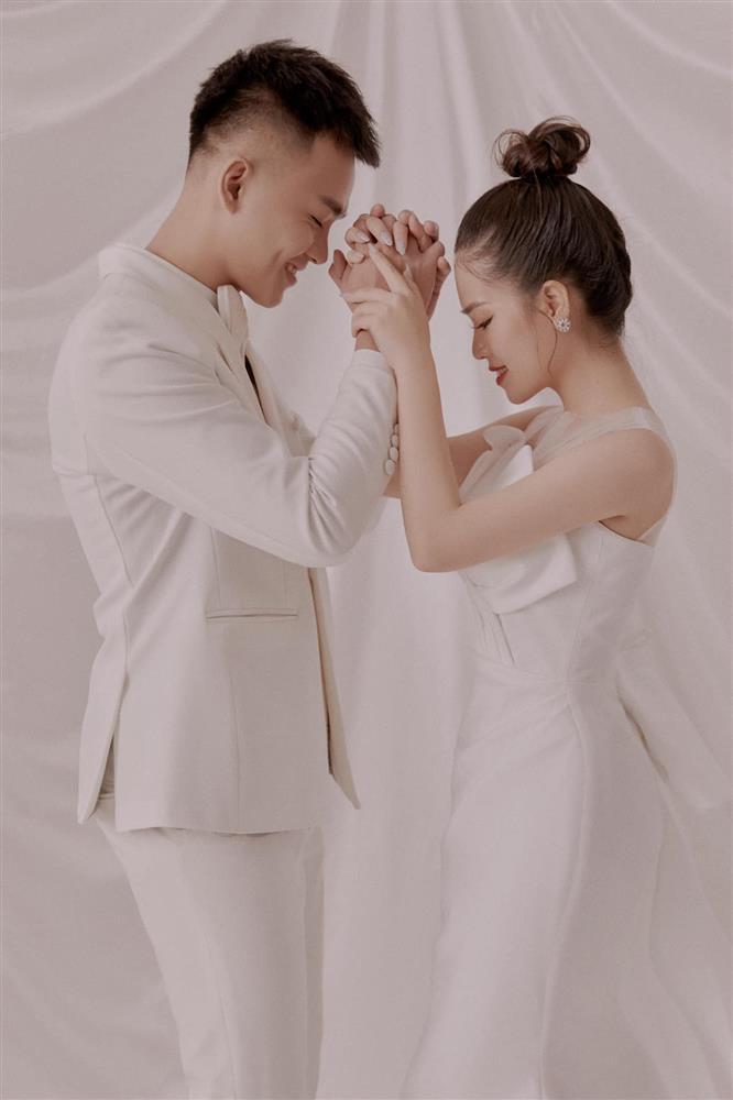 Bồ cũ Quang Hải tổ chức đính hôn sang xịn với bạn trai nổi tiếng-6