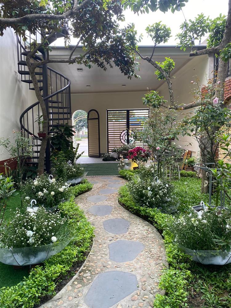 Bồ cũ Quang Hải tổ chức đính hôn sang xịn với bạn trai nổi tiếng-4