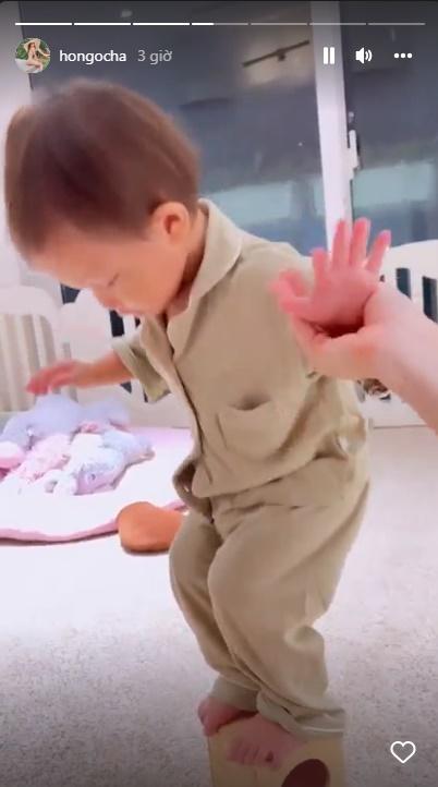 Con gái Hà Hồ luyện chào kiểu hoa hậu, thần thái giống y mẹ-2