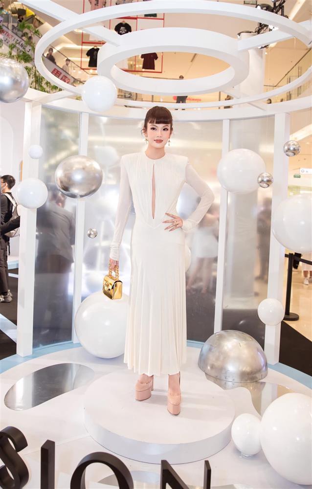 Đào Bá Lộc qua camera thường và ảnh app có khác biệt?-6