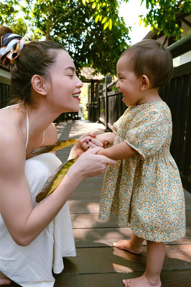 Con gái Hà Hồ luyện chào kiểu hoa hậu, thần thái giống y mẹ-6