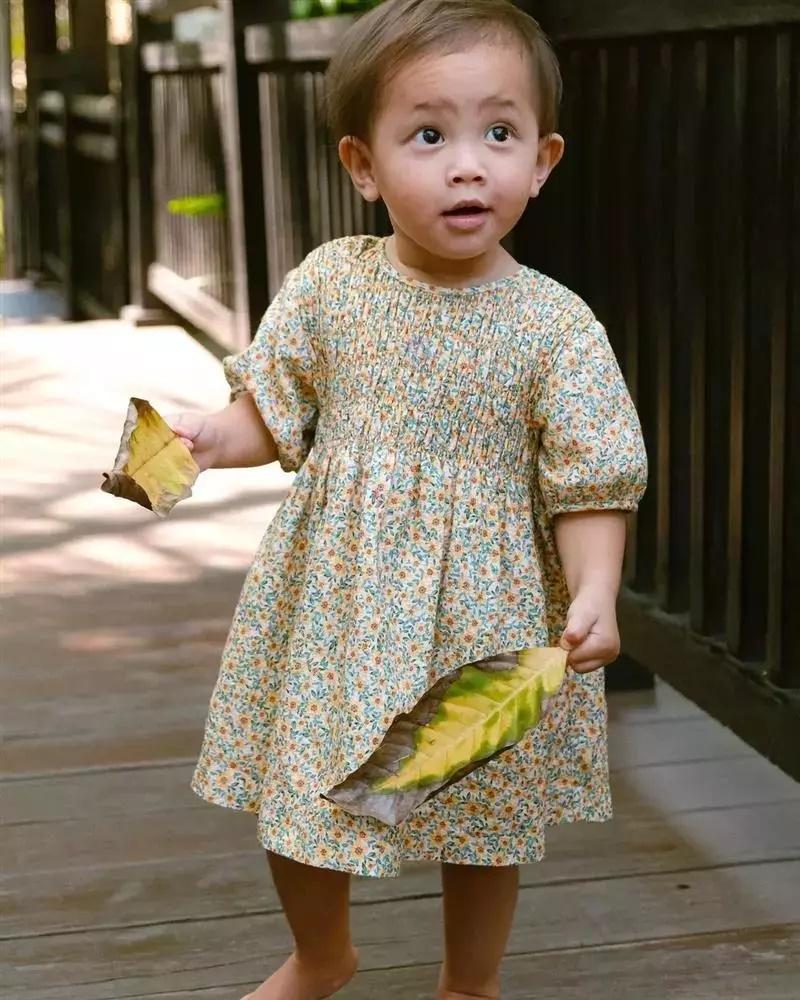 Con gái Hà Hồ luyện chào kiểu hoa hậu, thần thái giống y mẹ-4