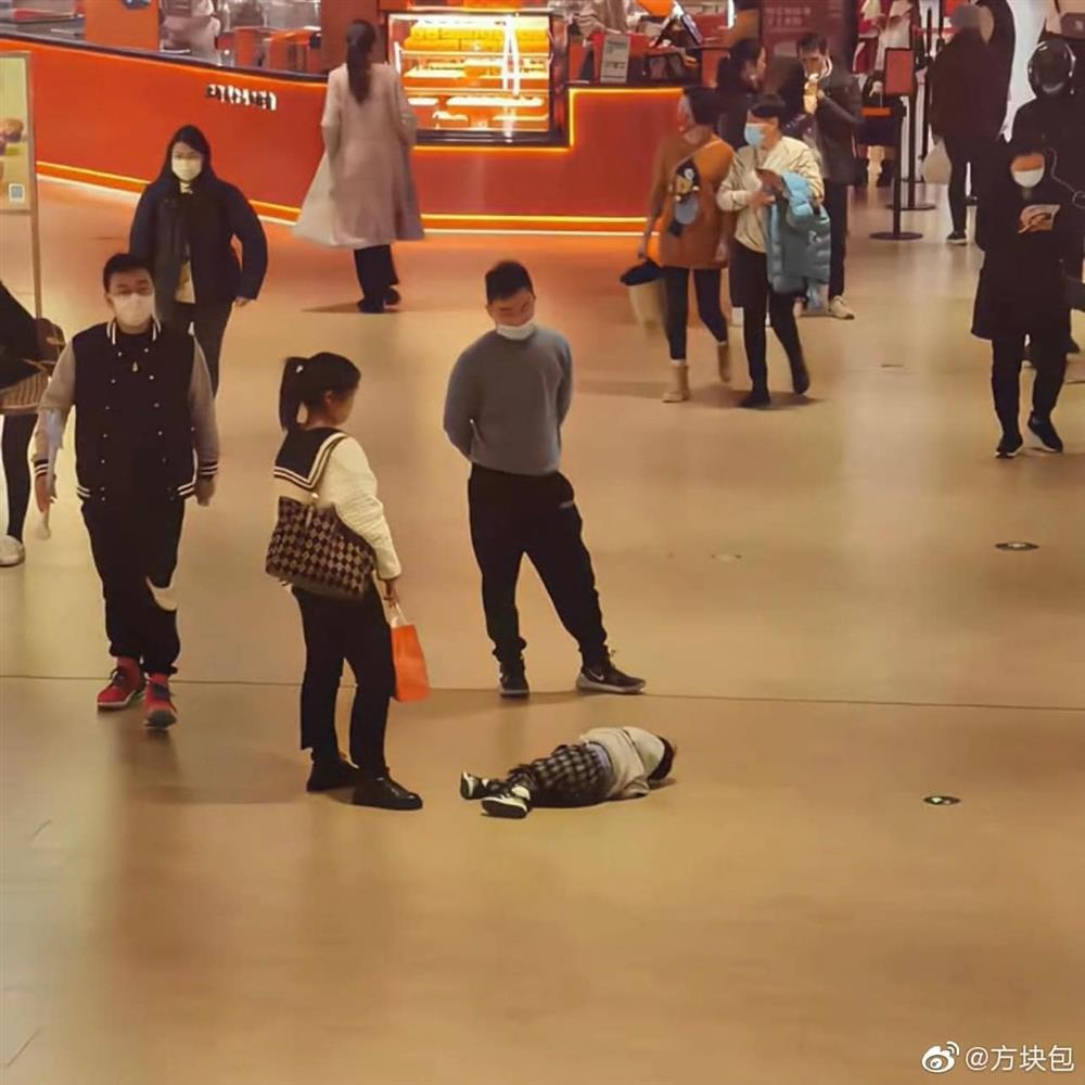 Khi lũ trẻ bày đủ chiêu ăn vạ phải chịu thua trước độ phũ bố mẹ-1