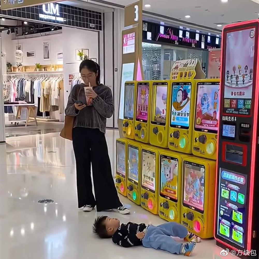 Khi lũ trẻ bày đủ chiêu ăn vạ phải chịu thua trước độ phũ bố mẹ-2