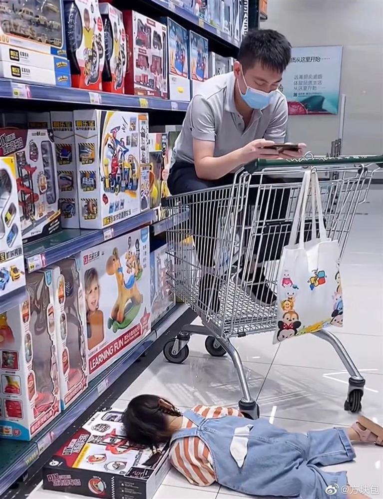 Khi lũ trẻ bày đủ chiêu ăn vạ phải chịu thua trước độ phũ bố mẹ-3