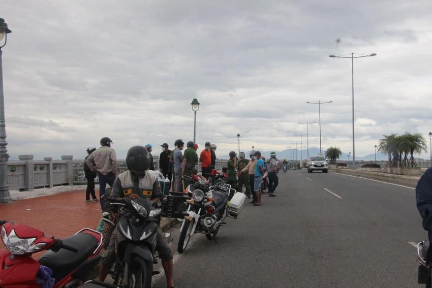 Cha ôm con gái lên cầu Cửa Đại nhảy xuống sông tự tử-2